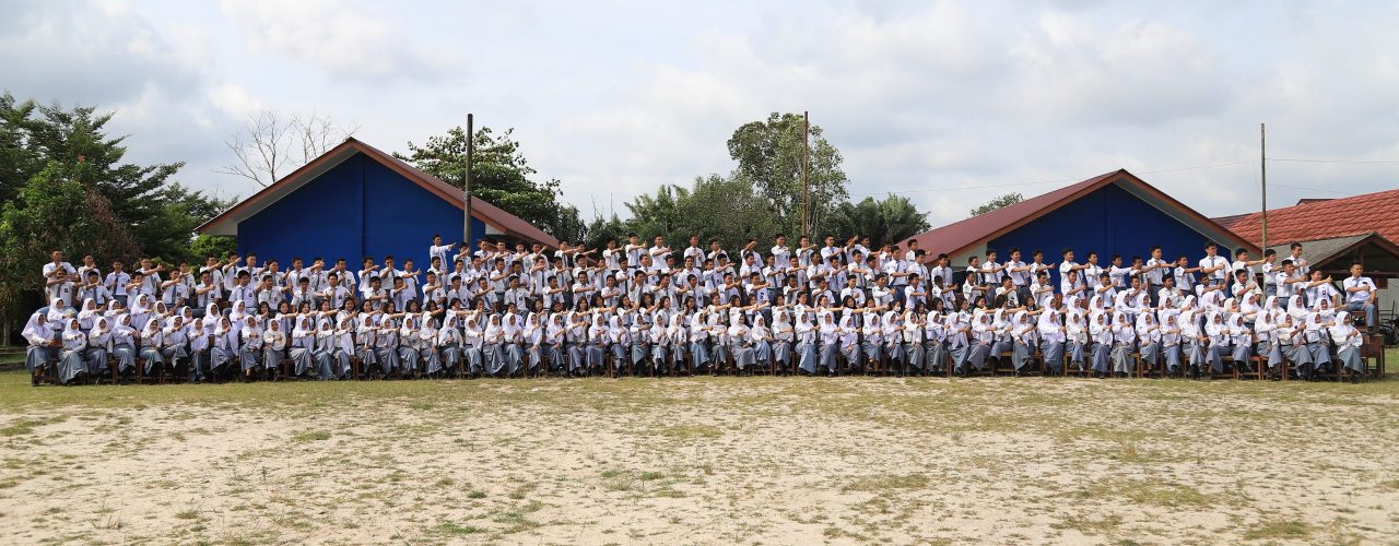 Penghargaan dalam bidang pendidikan tidak hanya memberikan motivasi kepada peserta didik, tetapi juga menjadi cerminan dari prestasi yang telah diraih oleh siswa dan guru dalam proses pembelajaran. Di wilayah Bangka Barat, Cabang Dinas Pendidikan (Cabdin) Wilayah IV telah melaksanakan serah terima piala untuk lomba Kompetisi Sains Nasional (KSN) dan Festival dan Lomba Seni Siswa Nasional (FLS2N). Kegiatan ini bukan hanya sekadar seremonial, tetapi juga merupakan bentuk apresiasi terhadap dedikasi dan usaha keras siswa-siswa dalam meraih prestasi di tingkat nasional. Dalam artikel ini, kita akan membahas berbagai aspek terkait dengan acara tersebut, mulai dari latar belakang lomba, proses penyerahan piala, hingga peran penting pendidikan seni dan sains dalam perkembangan karakter siswa. 1. Pentingnya Lomba KSN dan FLS2N dalam Pendidikan 1.1. Memupuk Minat dan Bakat Siswa Kompetisi Sains Nasional (KSN) dan Festival dan Lomba Seni Siswa Nasional (FLS2N) merupakan dua ajang bergengsi yang diadakan untuk menampilkan dan mengembangkan potensi siswa di bidang sains dan seni. KSN berfokus pada pengujian kompetensi akademik siswa, sedangkan FLS2N memberikan ruang bagi siswa untuk mengekspresikan diri melalui berbagai bentuk seni, seperti musik, tari, dan seni rupa. Melalui dua lomba ini, siswa diharapkan dapat menemukan dan mengembangkan minat serta bakat yang dimiliki, yang pada akhirnya dapat mensukseskan mereka di masa depan. 1.2. Mendorong Kreativitas dan Inovasi Lomba KSN dan FLS2N juga berperan penting dalam mendorong kreativitas dan inovasi di kalangan siswa. Dalam KSN, siswa dihadapkan pada berbagai tantangan yang mendorong mereka berpikir kritis dan mencari solusi dari masalah yang ada. Sementara itu, di FLS2N, siswa diajak untuk berkreasi dan berkolaborasi dalam berkesenian, yang tidak hanya memperkaya pengetahuan, tetapi juga meningkatkan keterampilan sosial dan emosional mereka. Dengan demikian, kedua lomba ini menjadi sarana yang efektif untuk menyiapkan generasi muda yang siap menghadapi tantangan dan perubahan di dunia yang semakin kompleks. 1.3. Membangun Karakter dan Jiwa Kompetitif Selain mengasah kemampuan akademik dan seni, lomba-lomba ini juga berperan dalam membangun karakter dan jiwa kompetitif siswa. Melalui proses persiapan yang matang hingga pelaksanaan lomba, siswa diajarkan tentang kerja keras, disiplin, dan semangat juang. Mereka belajar untuk tidak mudah menyerah meskipun menghadapi kegagalan. Nilai-nilai ini sangat penting untuk diterapkan dalam kehidupan sehari-hari dan akan berkontribusi pada perkembangan karakter siswa yang lebih baik. 2. Proses Penyerahan Piala oleh Cabdin Wilayah IV 2.1. Kegiatan Seremonial Penyerahan piala lomba KSN dan FLS2N oleh Cabdin Wilayah IV Bangka Barat dilaksanakan dalam acara seremonial yang meriah dan penuh makna. Kegiatan ini dihadiri oleh berbagai pihak, mulai dari perwakilan pemerintah daerah, kepala sekolah, guru, hingga orang tua siswa. Dalam acara tersebut, diadakan pula penampilan dari siswa-siswa yang berprestasi, memberikan nuansa kebanggaan dan motivasi bagi semua yang hadir. 2.2. Sambutan dan Apresiasi Dalam sambutannya, kepala Cabdin Wilayah IV mengungkapkan rasa bangga terhadap prestasi yang diraih oleh para siswa. Ia menekankan pentingnya dukungan dari semua pihak, termasuk orang tua dan masyarakat, dalam mendukung proses pendidikan. Selain itu, ia juga menyampaikan harapan agar siswa-siswa yang berprestasi ini dapat terus berupaya meningkatkan kemampuan dan berpartisipasi dalam lomba-lomba lain di tingkat yang lebih tinggi. 2.3. Harapan untuk Masa Depan Penyerahan piala ini bukan hanya sekadar penghargaan, tetapi juga menjadi momentum untuk memotivasi siswa lainnya agar tidak ragu untuk mengikuti lomba di bidang sains dan seni. Cabdin Wilayah IV berharap agar kegiatan semacam ini dapat terus dilaksanakan setiap tahun, sehingga mampu menciptakan budaya kompetisi yang sehat dan mengedepankan prestasi di kalangan siswa. 3. Dampak Positif Lomba KSN dan FLS2N Terhadap Siswa 3.1. Meningkatkan Kepercayaan Diri Partisipasi dalam lomba KSN dan FLS2N memberikan dampak positif bagi perkembangan psikologis siswa. Dengan berhasil mengikuti lomba dan meraih prestasi, siswa akan merasa lebih percaya diri. Kepercayaan diri ini penting untuk mendorong mereka berani mengambil risiko dan mencoba hal baru, baik di bidang akademik maupun non-akademik. 3.2. Pengembangan Soft Skills Melalui lomba-lomba ini, siswa juga dilatih untuk mengembangkan soft skills yang sangat dibutuhkan dalam kehidupan sehari-hari, seperti komunikasi, kerja sama, dan kepemimpinan. Dalam kelompok-kelompok yang dibentuk untuk persiapan lomba, siswa belajar untuk saling menghargai, berkolaborasi, dan menyelesaikan masalah secara bersama-sama. Hal ini tentunya akan sangat berguna bagi mereka di masa depan. 3.3. Membangun Jaringan Sosial Lomba KSN dan FLS2N juga memberikan kesempatan bagi siswa untuk berinteraksi dengan teman-teman dari sekolah lain. Ini adalah kesempatan emas untuk membangun jaringan sosial yang dapat bermanfaat di kemudian hari, baik dalam pendidikan lanjutan maupun dalam dunia kerja. Siswa dapat saling bertukar pengalaman, ide, dan mungkin kolaborasi di lain waktu. 4. Peran Penting Pendidikan Seni dan Sains dalam Pembentukan Karakter 4.1. Pendidikan Seni sebagai Sarana Ekspresi Diri Pendidikan seni memiliki peran yang sangat signifikan dalam membentuk karakter siswa. Seni adalah bentuk ekspresi yang dapat membantu siswa menyalurkan emosi dan pikiran mereka. Dengan belajar seni, siswa diajarkan untuk menghargai keindahan, kreativitas, dan keberagaman. Mereka belajar untuk melihat dunia dari berbagai sudut pandang dan mengembangkan empati terhadap orang lain. 4.2. Pendidikan Sains sebagai Landasan Pengetahuan Di sisi lain, pendidikan sains adalah fondasi penting dalam membangun kemampuan analitis dan logika siswa. Dengan mempelajari sains, siswa belajar untuk memahami fenomena alam, melakukan eksperimen, dan menarik kesimpulan berdasarkan data. Ini adalah keterampilan yang sangat diperlukan dalam kehidupan modern yang didominasi oleh teknologi dan inovasi. 4.3. Kolaborasi antara Seni dan Sains Perpaduan antara seni dan sains dapat menciptakan individu yang lebih utuh. Siswa yang memahami seni dapat berpikir kreatif dan inovatif, sedangkan siswa yang memahami sains dapat menerapkan logika dan analisis dalam karya seni mereka. Oleh karena itu, pendidikan yang seimbang antara seni dan sains akan menghasilkan generasi yang tidak hanya cerdas secara akademis, tetapi juga memiliki jiwa kreatif yang tinggi.