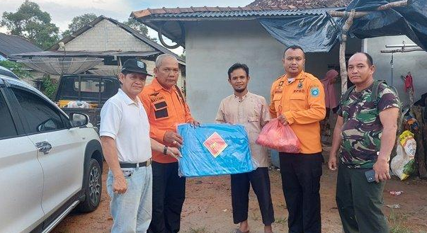 13 Warga Terkena Bencana Puting Beliung di Desa Pebuar Terima Bantuan dari Pemkab Babar